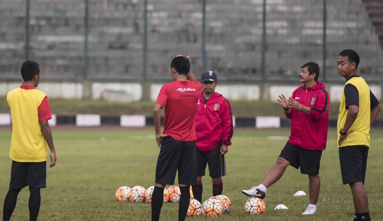 Pelatih Bali United, Indra Sjafri, memimpin latihan jelang laga uji coba melawan Persib di Stadion Siliwangi, Bandung. (Bola.com/Vitalis Yogi Trisna)
