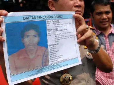 Kapolres kota Tangerang Kombes Bambang Priyo Andogo merilis foto tersangka pembunuh mahasiswi UIN yang tewas di gorok beberapa waktu lalu, Tigaraksa, Tangerang, Banten, Selasa (24/4). Polisi akan menyebar foto tersangka pelaku pembunuhan disertai pemerkosaan tersebut. (Antara)