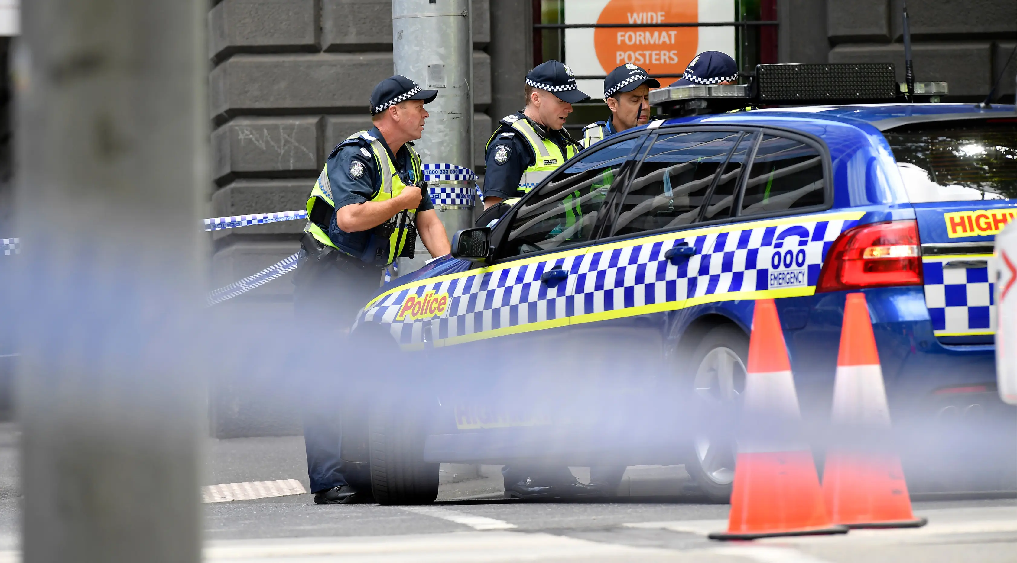 Petugas kepolisian memblokade lokasi dimana sebuah mobil menghantam para pejalan kaki di pusat kota Melbourne, Australia, Jumat (20/1). Seorang pria diduga sengaja menabrakkan mobilnya ke arah pejalan kaki di Jalan Bourke. (AP Photo/Andrew Brownbill)