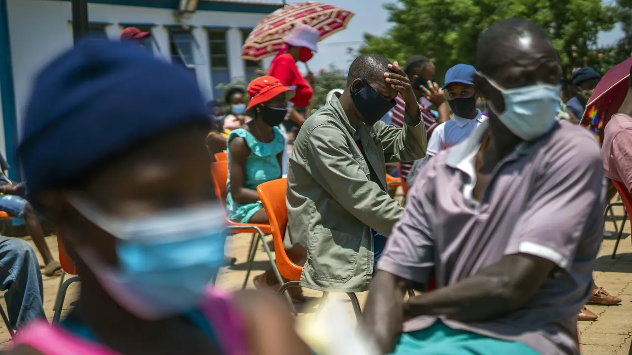 Melihat Warga Afrika Selatan Jalani Vaksinasi COVID-19