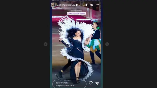 Prilly Latuconsina tampil di Jember Fashion Carnival 2023 (Foto: Instagram prillylatuconsina96/maulanavisuals)