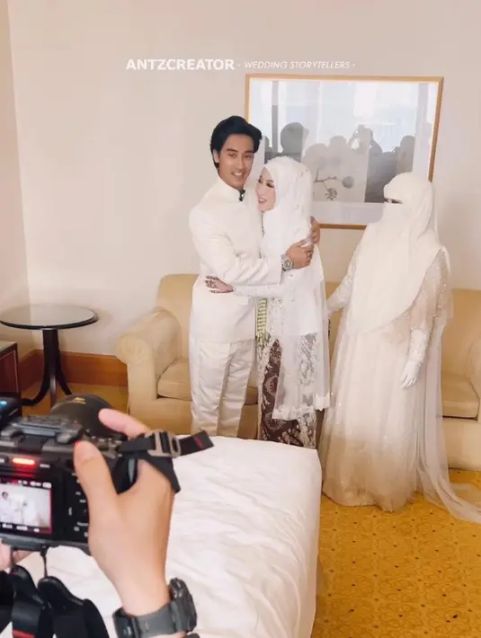 Acara akad nikah tersebut juga dihadiri sang ibu yang tampil dalam balutan gamis dan niqab serba putih. Begitu pula sang adik, Abidzar yang menjadi wali nikah. Ia tampil gagah dengan beskap dan celana panjang warna putih senada. [@antzcreator]