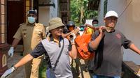 Jasad pencari tawon yang ditemukan tewas penuh luka dievakuasi ke rumah sakit terdekat (Istimewa)