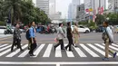 Warga menyeberangi pelican crossing di Halte Transjakarta Bank Indonesia (BI), Jakarta, Selasa (4/9). Pelican crossing diharap membuat warga memiliki kesempatan sama dalam menikmati layanan publik. (Liputan6.com/Immanuel Antonius)