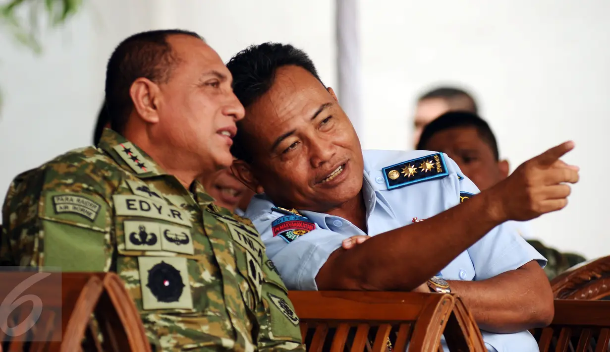 Pangkostrad, Letjen TNI Edy Rahmayadi (kiri) berbincang dengan Dirjen PAS, I Wayan K Dusak jelang pemberian kuliah umum kebangsaan bagi warga binaan di Rutan Kelas 1 Salemba Jakarta, Rabu (30/12/2015). (Liputan6.com/Helmi Fithriansyah)