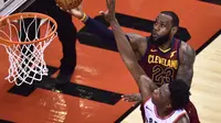 Aksi LeBron James saat Cavaliers Kalahkan Raptors di Gim Pertama Play-off NBA (AP)
