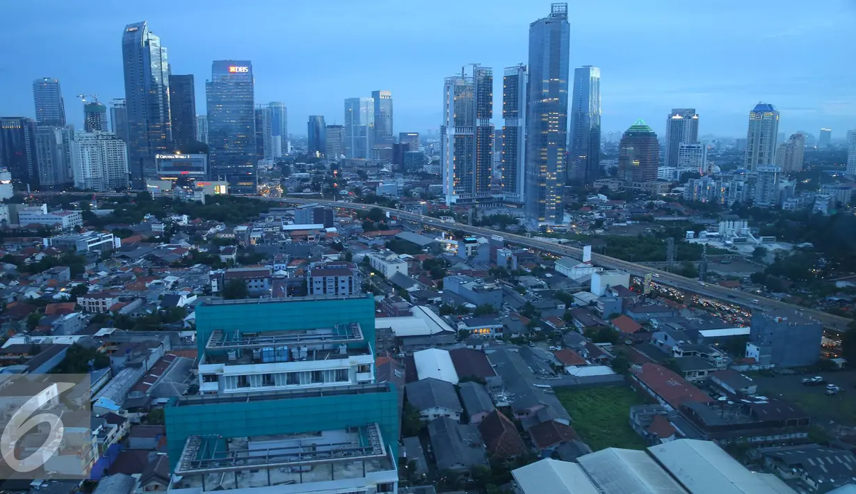 Lanskap gedung bertingkat terlihat dari kawasan Sudirman, Jakarta, Sabtu (14/1). Komite Ekonomi dan Industri Nasional (KEIN) optimis pertumbuhan ekonomi Indonesia pada 2017 dapat mencapai 5,3 persen. (Liputan6.com/Immanuel Antonius)