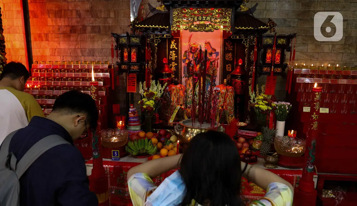 Mereka hadir untuk mengikuti peribadatan menyambut Tahun Baru Imlek 2576 Kongzili. (Liputan6.com/Herman Zakharia)