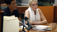 Lindsay Lohan saat hadir di pengadilan (viralscape.com)