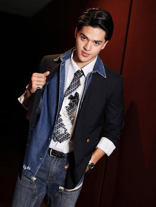 Foto Jeremie Moeremans di malam gala premiere film Petaka Gunung Gede ini diabadikan dengan apik oleh Dicky Photographie. Kenakan jam tangan di sebelah kiri dan gelang di sebelah kanan, mendukung penampilan artis berusia 23 tahun ini jadi makin menarik. Meski tak memakai banyak aksesori, namun Jeremie Moeremans tetap berhasil mencuri perhatian netizen. (Liputan6.com/IG/@jeremiemoeremans)