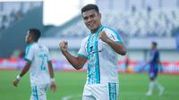Pemain PSBS Biak, Alexandro Santos, melakukan selebrasi setelah mencetak gol ke gawang Persita Tangerang pada laga BRI Liga 1 di Stadion Indomilk Arena, Sabtu (3/5/2025) petang WIB. (Bola.com/M Iqbal Ichsan)