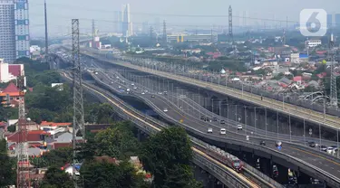 Sejumlah kendaraan melintas di Jalan Tol Layang Mohamed Bin Zayed (MBZ) dan Tol Jakarta-Cikampek di Bekasi, Jawa Barat, Kamis (22/2/2024). (merdeka.com/Imam Buhori)
