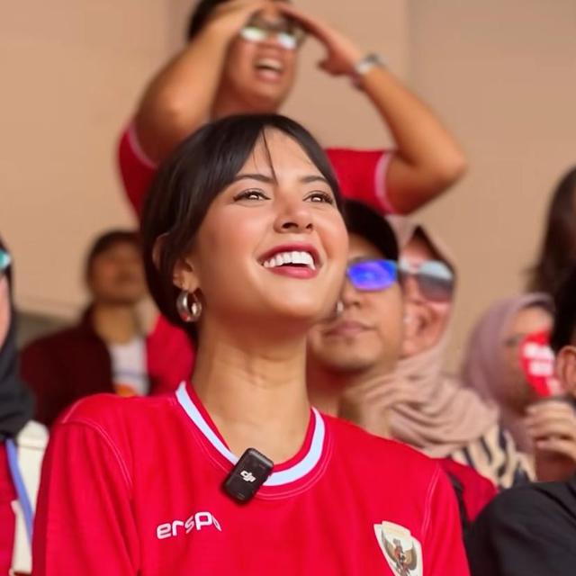 10 Gaya Selebriti Nonton Langsung Pertandingan Timnas Indonesia Vs Irak di GBK, Sarwendah, Aaliyah Massaid, hingga Azizah Salsha