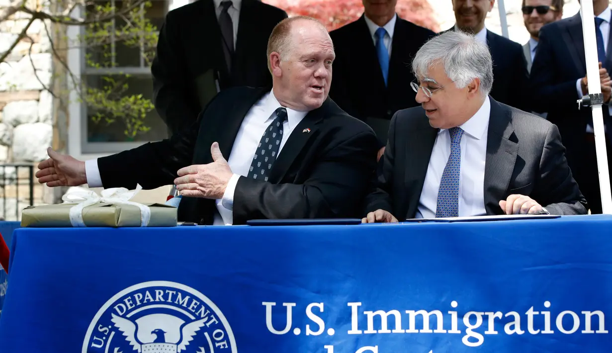 Deputi Direktur Imigrasi dan Bea Cukai AS Thomas Homan dan Dubers Irak untuk AS Fareed Yasseen pada seremoni pengembalian artefak kuno ke Irak yang disita dari Hobby Lobby di Kediaman Duta Besar Irak di Washington, Rabu (2/5). (AP/Jacquelyn Martin)