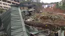 Kondisi sebuah bangunan yang tertimpa longsor di Puncak Pass, Kecamatan Cipanas, Kabupaten Cianjur, Jawa Barat(28/3). (Liputan6.com/Zelda Ivana)