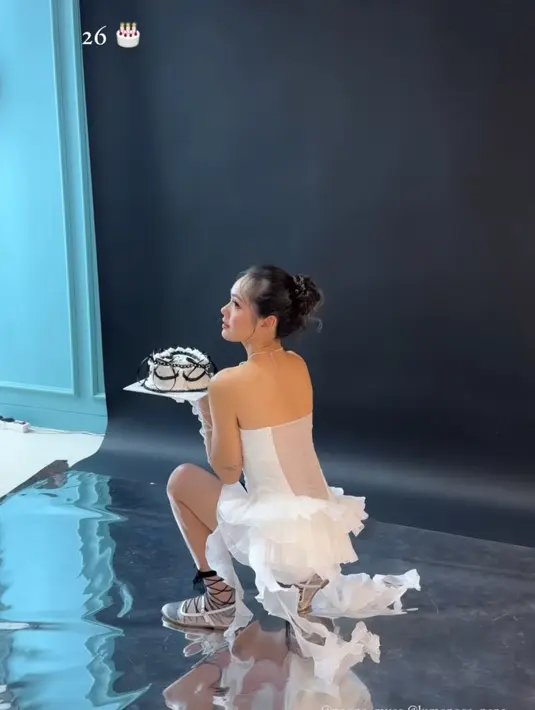 Momen puncak terjadi saat Jennifer meniup lilin di atas kuenya dengan mata berbinar. Teman-teman yang hadir memberikan tepuk tangan meriah, menambah kehangatan suasana. Keceriaan semakin terasa saat mereka mengabadikan kebersamaan lewat foto dan video. (Liputan6.com/IG/@jennifereve99)