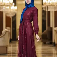 Ilustrasi Model Gamis Brokat Warna Burgundy (Sumber Gambar: Meta AI)