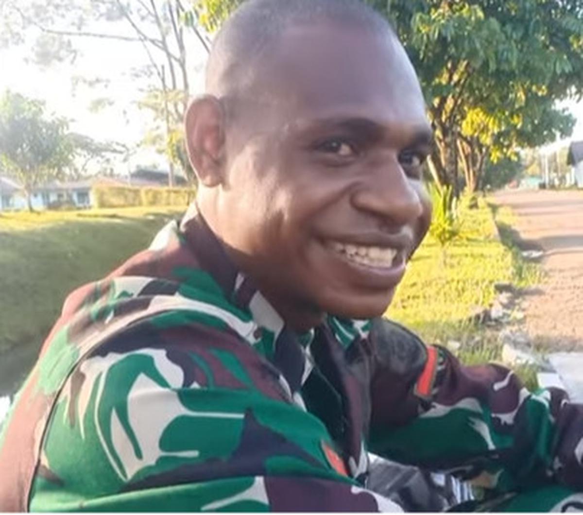 "Tapi gara-gara cewek itu, saya jadi berseragam loreng," terangnya.
