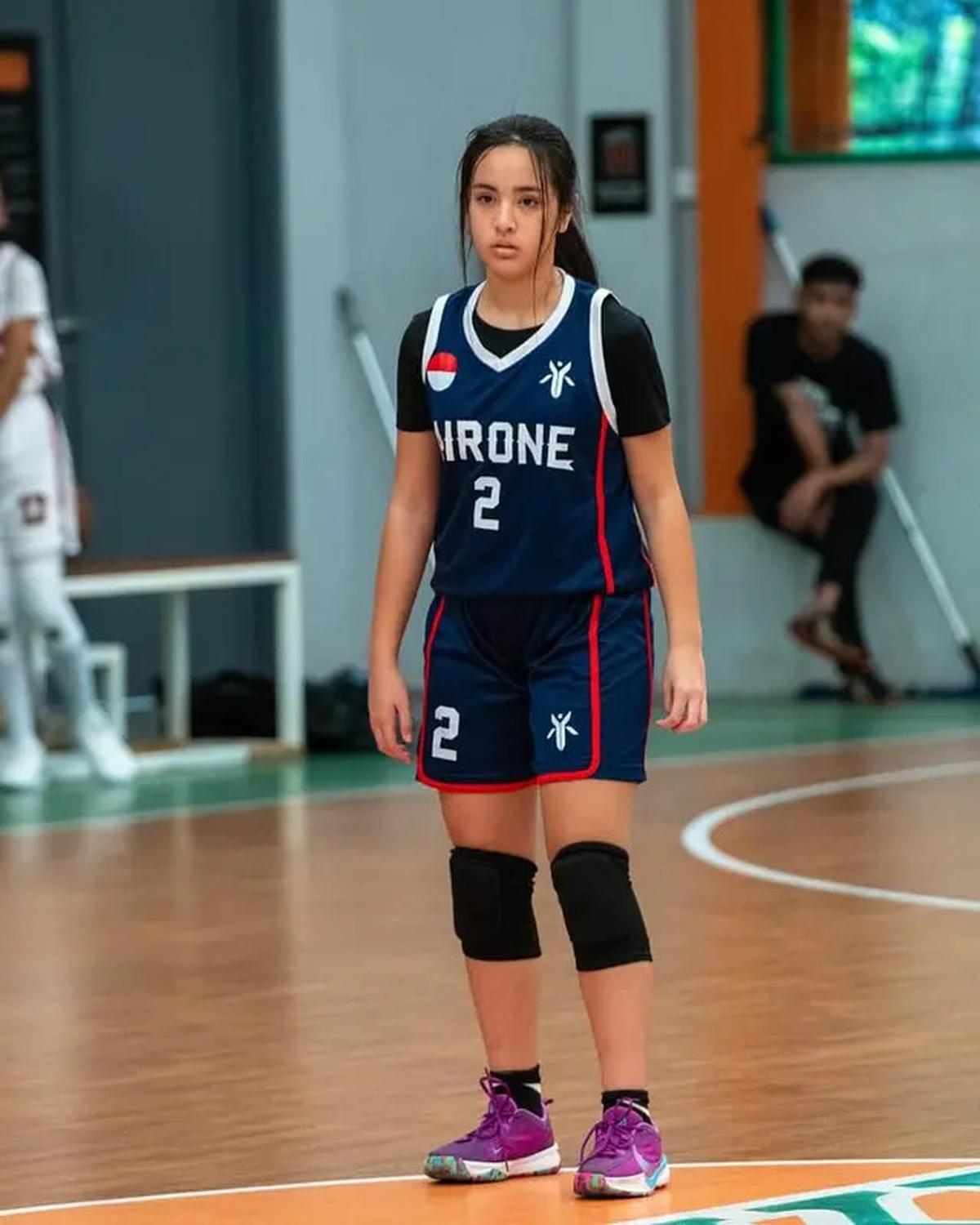 6 Potret Mikhayla Anak Nia Ramadhani Tanding Main Basket, Penuh Semangat