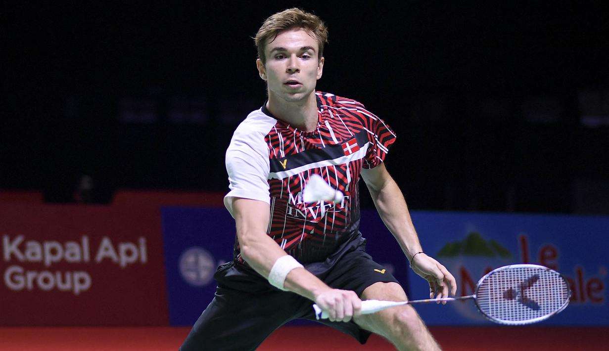 Rival satu grup Momota, Rasmus Gemke juga memilih mundur usai terkena cedera. Hal tersebut terjadi ketika pebulu tangkis Denmark itu bersua dengan kompatriotnya, Victor Axelsen di laga pertama Grup A. (AFP/PBSI)