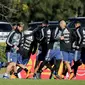 Javier Mascherano dan Cristian Ansaldi melakukan pemanasan pada latihan bersama timnas Argentina di Buenos Aires, Rabu (23/5). Argentina mempersiapkan diri menghadapi pertandingan persahabatan melawan Haiti pada 29 Mei mendatang. (AP/Victor R. Caivano)