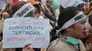 Pegawai honorer DKI Jakarta membawa kertas bertuliskan aspirasi saat menggelar demo di Balai Kota, Jakarta, Rabu (26/9). Peraturan Menteri PAN-RB (Permenpan) Nomor 36 dan 37 tahun 2018. (Liputan6.com/Faizal Fanani)