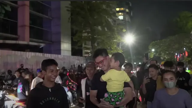 Baim Wong saat diserbu massa begitu pertama kali berkunjung ke Sudirman bersama Kiano untuk menemui pentolan Citayam Fashion Week. (Foto: YouTube/Baim Paula)