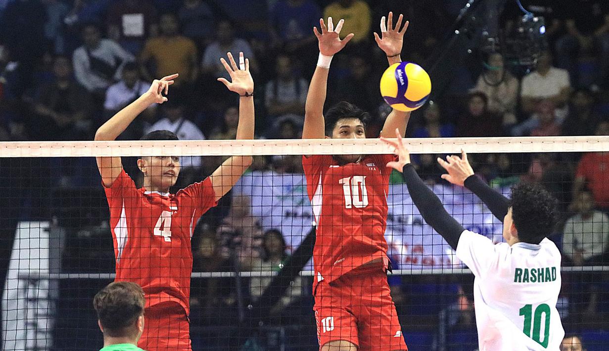 Timnas Voli putra Indonesia U-20 dipastikan melangkah ke babak perempatfinal setelah mengalahkan Arab Saudi 3-0 (25-20, 25-13, 25-19) pada laga kedua Grup A Kejuaraan Bola Voli Asia Putra AVC U-20 2024 di Jawa Pos Arena, Surabaya, Rabu (24/7/2024) malam. Hasil ini menjadi kemenangan kedua bagi tim tuan rumah setelah sehari sebelumnya membungkam perlawanan Hongkong juga dengan skor 3-0. (Dok. PBVSI)