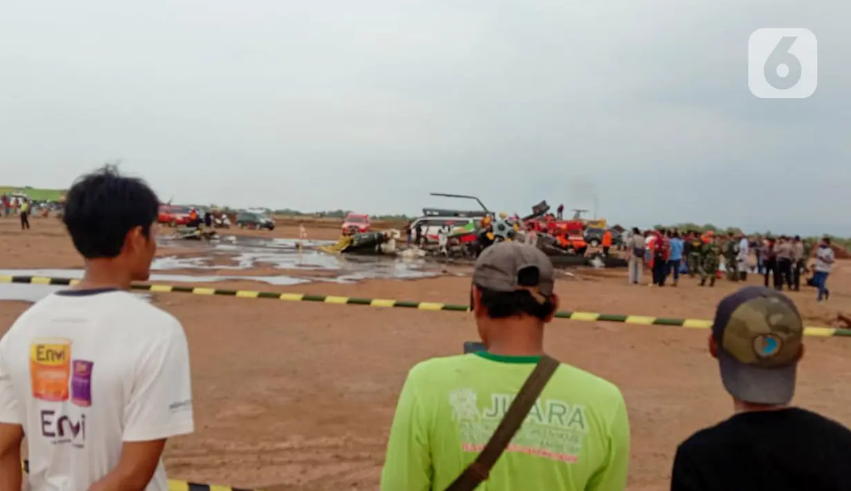 Sejumlah warga melihat helikopter MI-17 v 5 HA 5142 milik TNI Angkatan Darat (AD) yang terjatuh dan meledak di kawasan industri Kendal, Jawa Tengah, Sabtu (6/6/2020). (Liputan6.com/Gholib)