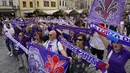 Sejumlah pendukung Fiorentina memadati Old Town Square menjelang laga final UEFA Conference League 2022/2023 di Praha, Republik Ceska, Rabu (07/06/2023). (AP Photo/Darko Bandic)