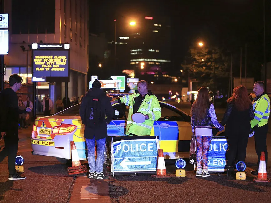 Pasca ledakan terjadi, suasana Manchester, tempat berlangsungnya konser dan terjadinya ledakan bom menjadi sepi. Hanya ada pihak kepolisian yang bertugas menjaga keamanan. (AP Photo)