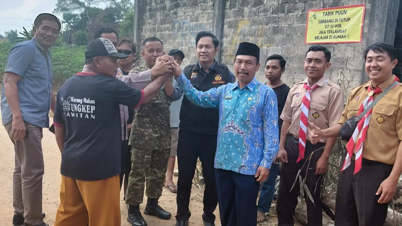 Polemik pemblokiran akses jalan menuju SMAN 1 Labuhanratu, Kabupaten Lampung Timur, akibat protes terhadap pelaksanaan Sistem Penerimaan Murid Baru (SPMB) Tahun Ajaran 2026/2027 berakhir damai.