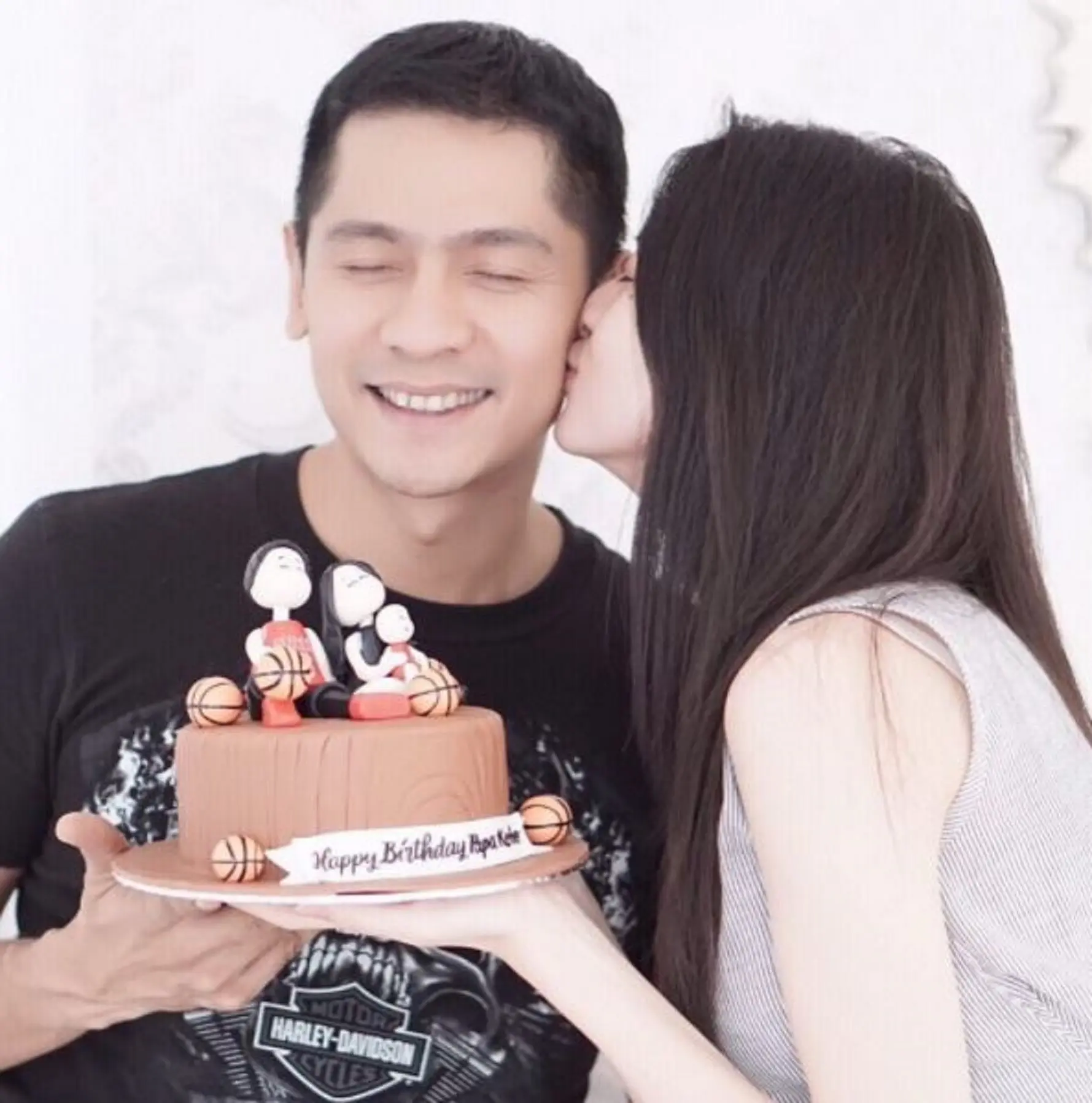 Donita mencium mesra pipi Adi Nugroho (Instagram/@adinugroho_st)