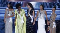 Top 5 finalis Miss Universe 2017, dari kiri, Miss Colombia Laura Gonzales, Miss Jamaica Davina Bennett, Miss Thailand Maria Poonlertlarp, Miss Venezuela Keysi Sayago dan Miss South Africa Demi-Leigh Nel-Peters di Las Vegas, (26/11) (AP/John Locher)