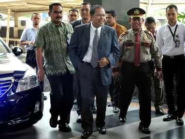 Menko Bidang Maritim dan Sumber Daya Rizal Ramli (berjas)menyambangi kantor KPK, Jakarta, Senin (12/10). Kehadirannya ini dilakukan untuk menyerahkan laporan harta kekayaan ke KPK. (Liputan6.com/Helmi Afandi)