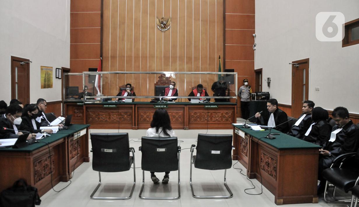 Jaksa Penuntut Umum (JPU) menuntut Linda dengan hukuman 18 tahun penjara dan denda Rp 2 miliar subsider 6 bulan penjara karena terbukti bekerja sama dengan Teddy Minahasa dalam penyelundupan dan peredaran narkoba. (merdeka.com/Iqbal S. Nugroho)