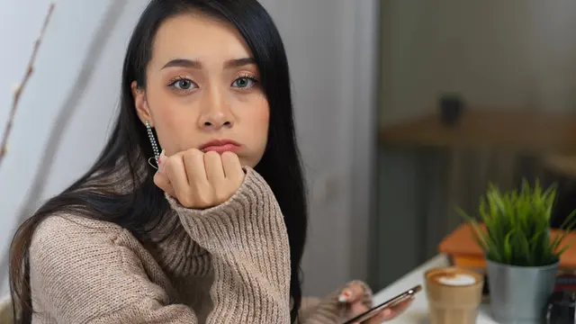 wanita juli merasa sedih