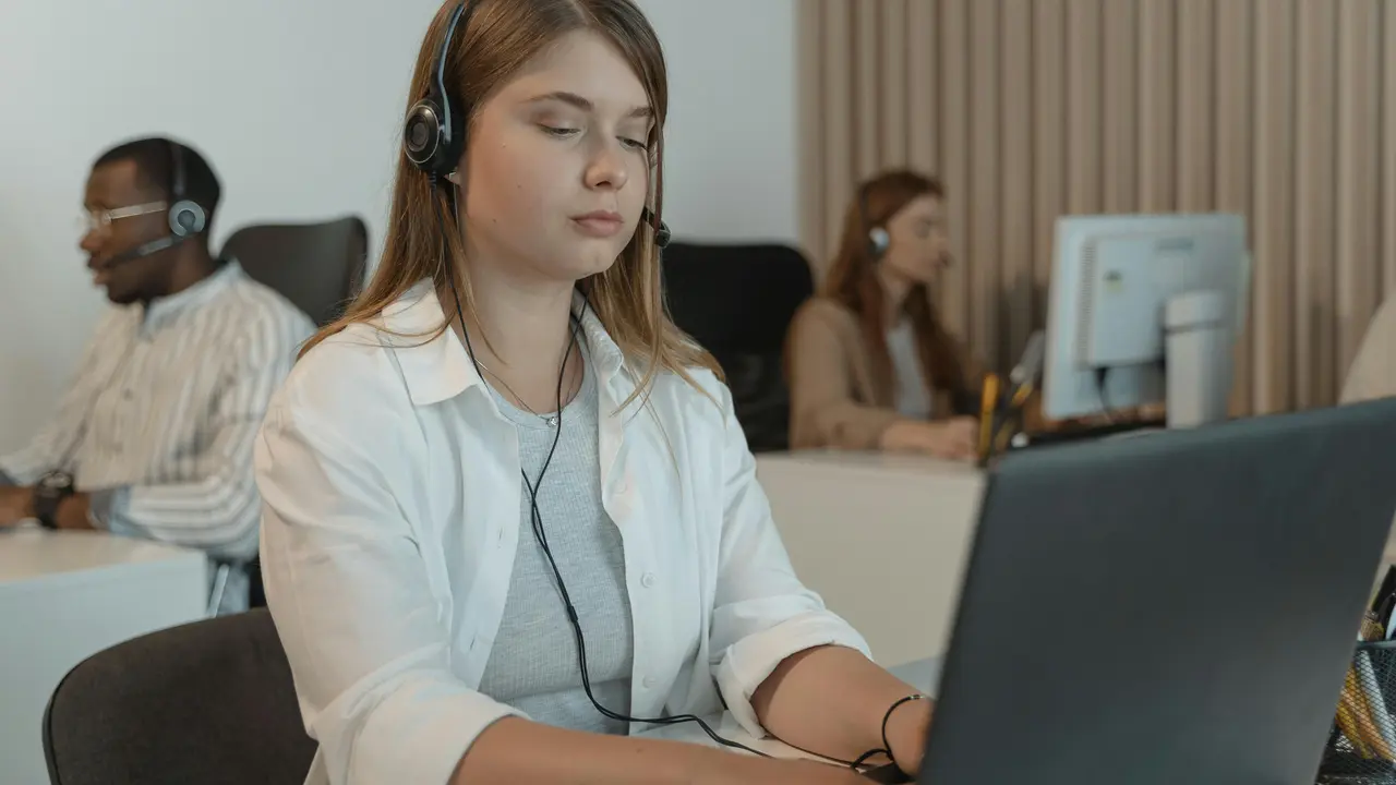 Ilustrasi Call Center