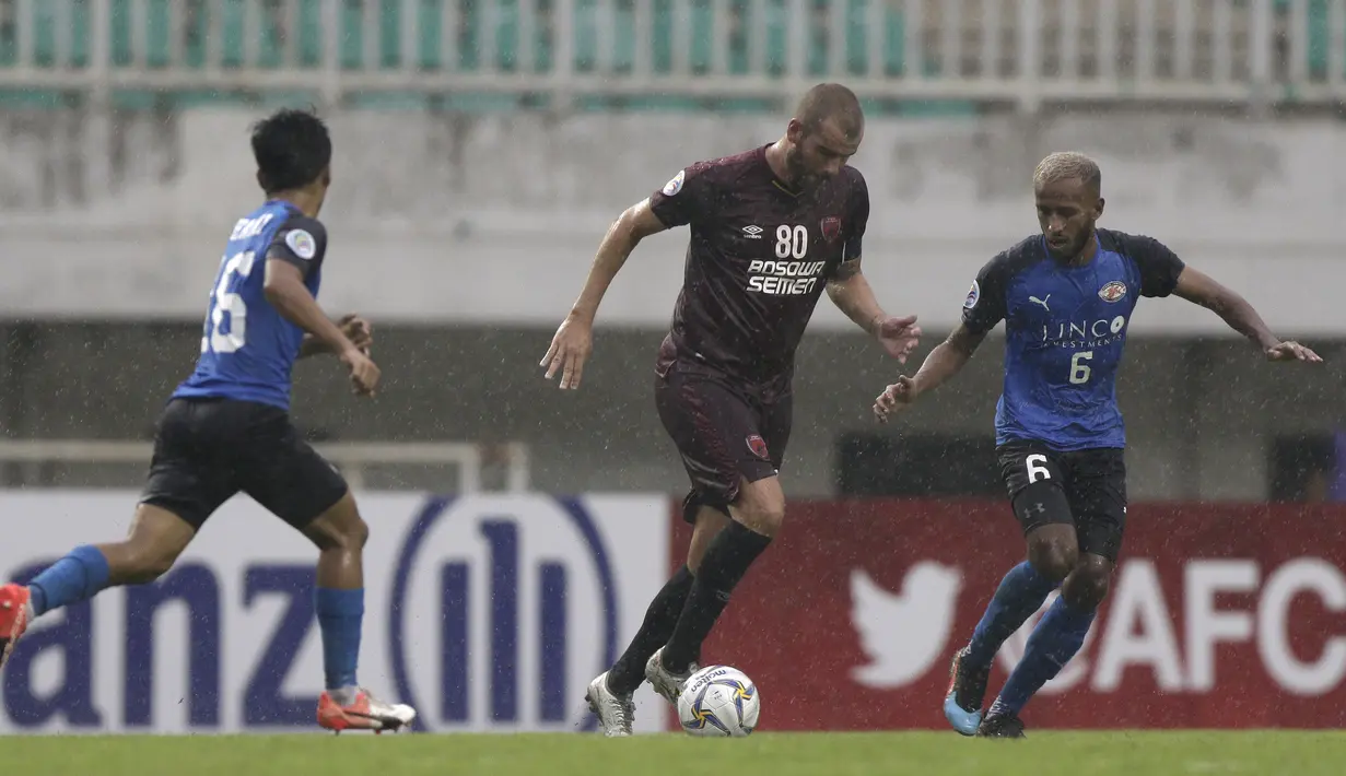 Pluim jeli dalam memanfaatkan celah di lini pertahanan lawan. Pemain berdarah Belanda ini dikenal sebagai gelandang yang piawai dalam membuat assist dan mencetak gol. (Bola.com/Yoppy Renato)
