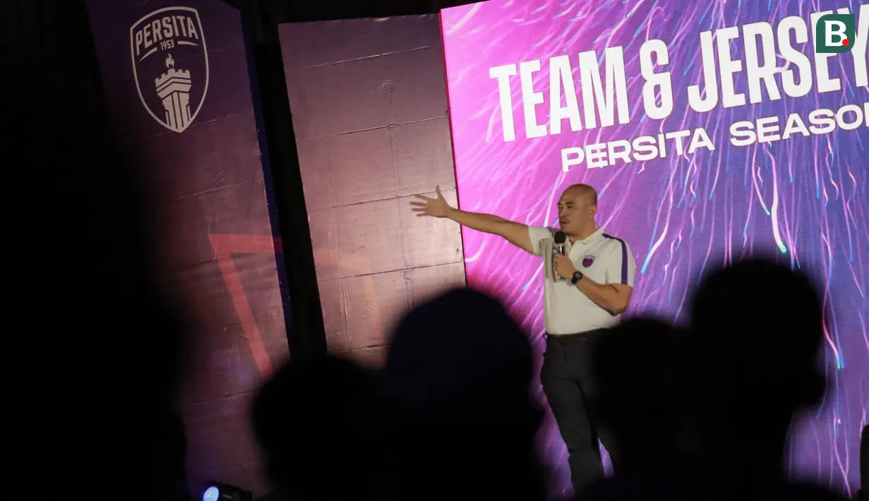Presiden klub Persita Tangerang, Rully Zulfikar tengah memberikan sambutan saat acara Launching Team and Jersey Persita Tangerang di The Springs Club, Gading Serpong, Tangerang, Banten pada Kamis (21/06/2022). (Bola.com/Bagaskara Lazuardi)