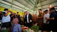 Menteri Perdagangan (Mendag) Zulkifli Hasan peninjauan harga kebutuhan bahan pokok (bapok) diPasar Kangkung, Bandar Lampung, Selasa (5/12/2023). (Dok Kemendag)