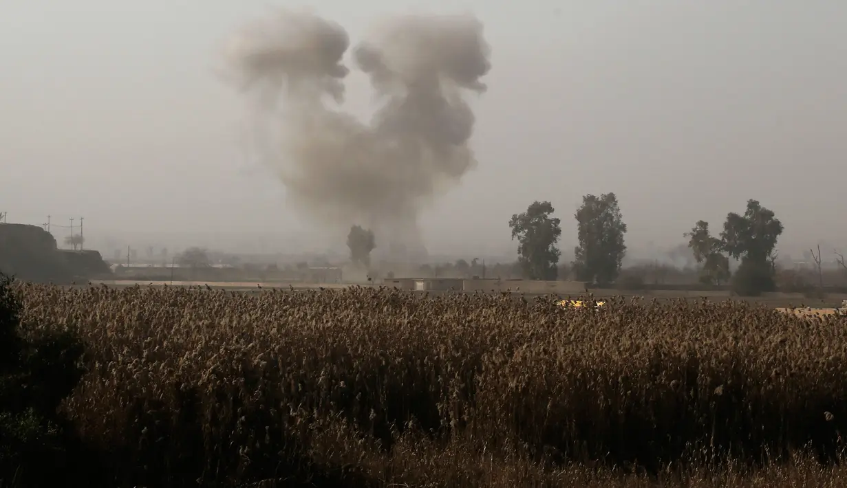 Kepulan asap terlihat saat serangan udara menghantam wilayah dekat Sungai Tigris, selama pertempuran pasukan Irak dengan militan ISIS di Mosul, Irak (10/1). (AP Photo/Khalid Mohammed)