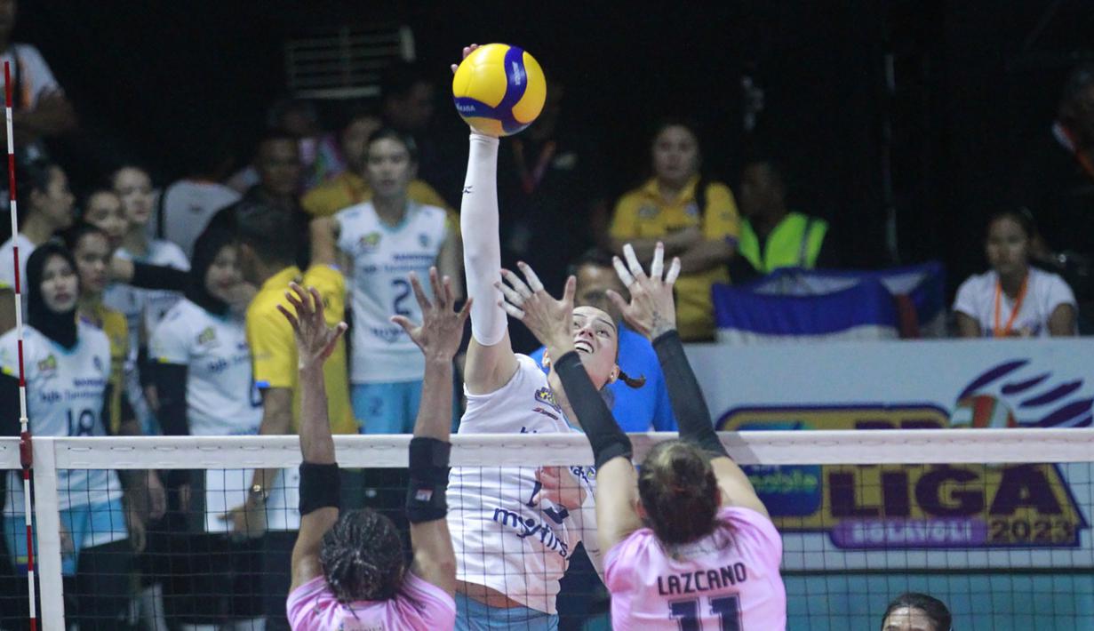 Pemain Bandung bjb Tandamata, Ceren Kapucu melepaskan spike yang berusaha diblok dua peman Gresik Petrokimia Pupuk Indonesia, Julieta Lazcano (kanan) dan Mediol Stiovanny Yoku pada laga pembuka Final Four Proliga 2023 seri pamungkas di GOR Sritex Arena Solo, Surakarta, Kamis (9/3/2023). Bandung bjb Tandamata menang 3-0 (25-17, 25-21 dan 25-20). (Proliga 2023)