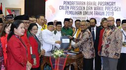 Bakal Calon Wakil Presiden, Ma'ruf Amin menyerahkan dokumen syarat pencalonan kepada Ketua KPU Arief Budiman di Jakarta, Jumat (10/8). Pasangan Jokowi-Ma'ruf Amin mendaftarkan diri sebagai capres-cawapres di Pilpres 2019 (Liputan6.com/Helmi Fithriansyah)
