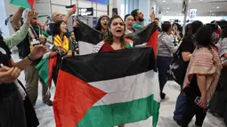 Kedatangan kontingen Palestina untuk Olimpiade Paris 2024 mendapat sambutan meriah dari para pendukungnya. (Ahmad GHARABLI/AFP)