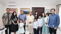 Adu gaya Annisa Pohan dengan Aliya Rajasa saat mendampingi SBY temui Prabowo Subianto. (Dok: Instagram @annisayudhoyono)