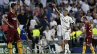 Striker Real Madrid, Mariano Diaz, merayakan gol ke gawang AS Roma pada laga Liga Champions, di Santiago Bernabeu, Rabu (19/9/2018). (AFP/Oscar del Pozo)