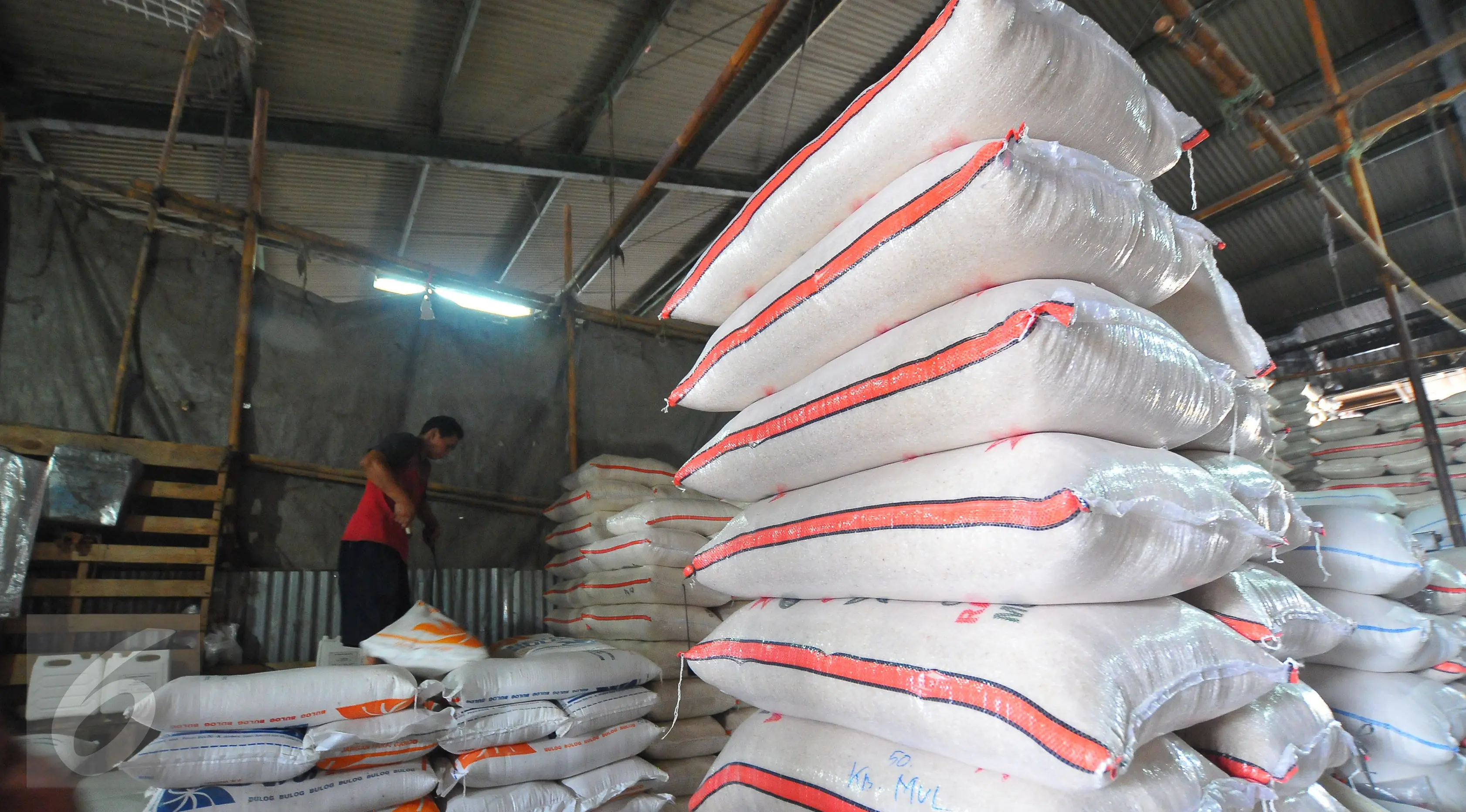  Tumpukan karung beras di pasar induk Cipinang, Jakarta, Selasa (27/12). (Liputan6.com/Angga Yuniar)