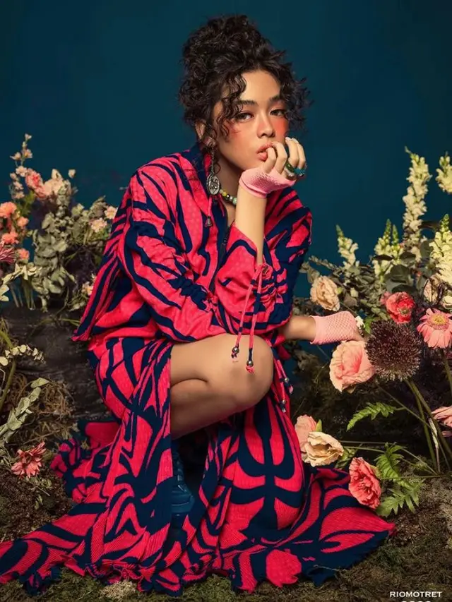 6 Gaya Aqeela Calista Tampil Vibrant di Pemotretan Terbaru Bersama Emyr Razan, Curi Perhatian