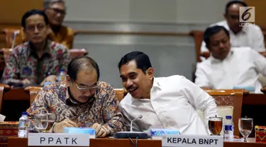 Kepala BNPT Komjen Pol Suhardi Alius (kanan), bersama Kepala PPATK Kiagus Ahmad Badaruddin (kiri) bersiap mengikuti rapat dengan Komisi III DPR di Kompleks Parlemen, Senayan, Jakarta, Selasa (19/9). (Liputan6.com/JohanTallo)